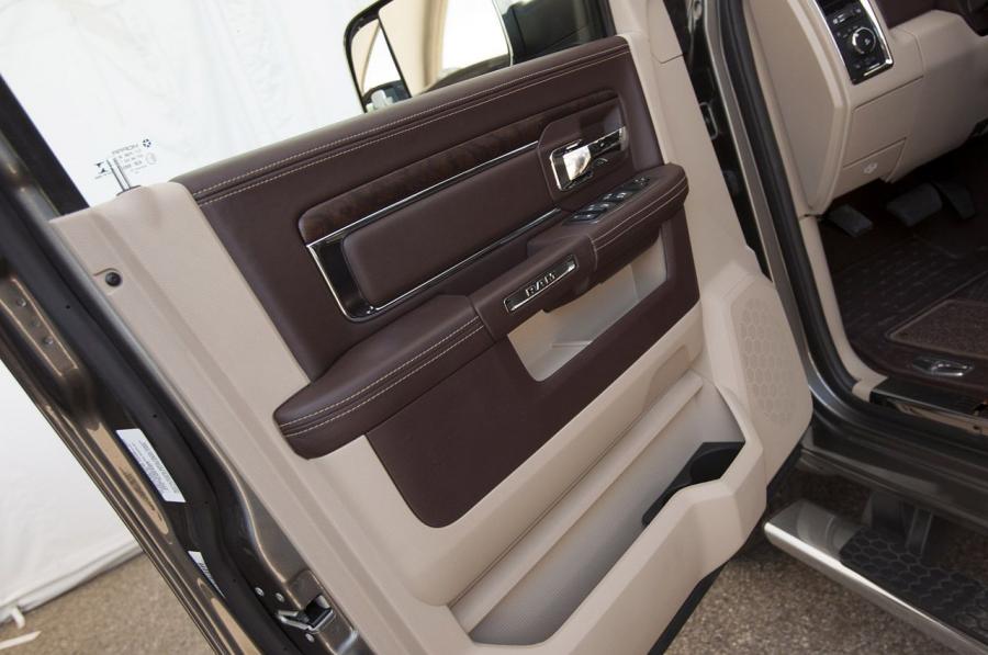  Dodge Ram 3500 HD 2013 года  (фото 4 из 37)
